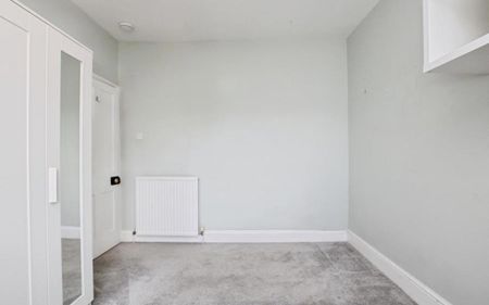 A pet-friendly mid-terraced three bedroom family home located within the heart of Westbury-on-Trym village. - Photo 4