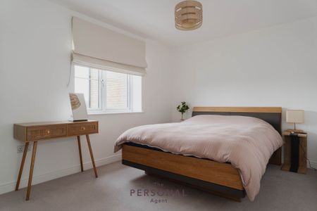 Aurora House Ceres Cresant Epsom Surrey, Epsom - Photo 4