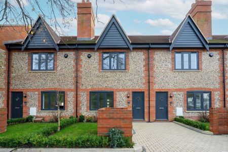 4 bedroom semi-detached house to rent - Photo 4