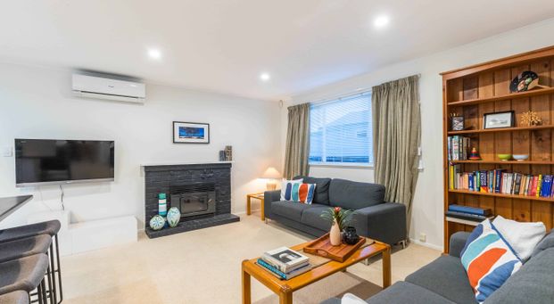 Stunning Mt Wellington Three Bed - Photo 1