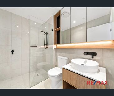 Top floor near-new 3-bedroom + STYDY ROOM and winter garden in West... - Photo 6