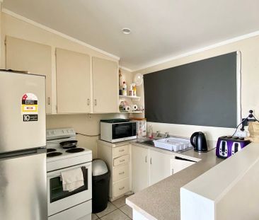 A spacious upstairs unit, Double Grammar zone. - Photo 3