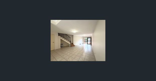 Modern Full-Brick Townhouse – Three Bedrooms, Two Bathrooms & Tandem Garage! - Photo 1