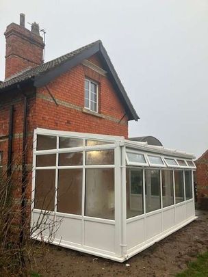 We are delighted to present this three-bedroom detached farmhouse, available from December 2025. Situated north of Grantham, which provides excellent rail and r - Photo 1