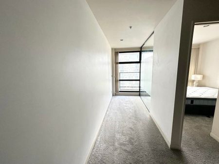 Spacious, furnished apartment in the City Gardens Apartments available now. Free use of the gym included. - Photo 2