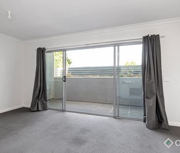 Stylish One-Bedroom Apartment with Leafy Outlook - Photo 4