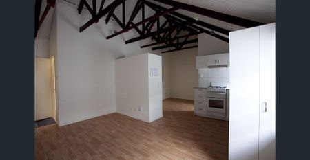 Funky and quite unit studio located on Vulture Street in West End. - Photo 2