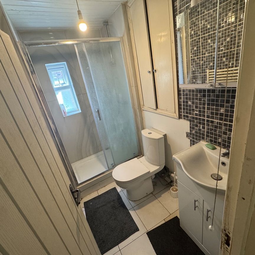 Room in a Shared Flat, Portobello Road, W11 - Photo 1