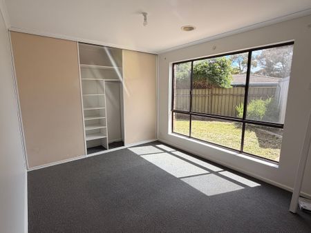 Freshly painted 3-bedroom home - Photo 5