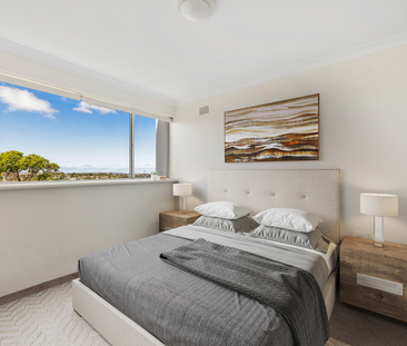 TOP FLOOR APARTMENT WITH FANTASTIC CITY & HARBOUR VIEWS - Photo 1