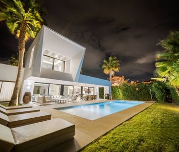 Luxury Villa for rent in Estepona, Andalusia - Photo 3