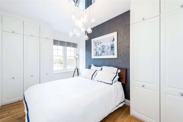 A bright and well-proportioned, one-bedroom apartment, with wooden floors throughout, situated on the top floor of a popular mansion block in Chelsea. - Photo 1