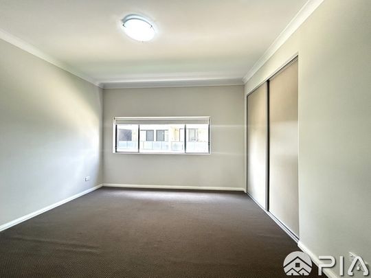 3 bedrooms with 2 car spaces Spacious Apartment for lease - Photo 1