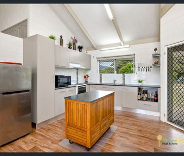 Beautifully Maintained Upstairs Unit In Outstanding Location!! - Photo 6