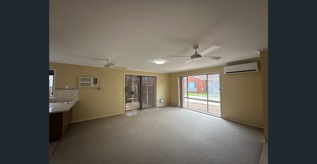 Well Presented & Low Maintenance - Photo 1