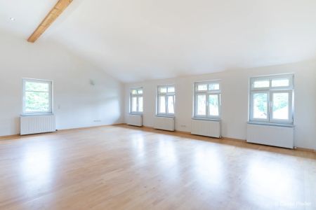 HELLE UND GROSSZÜGIGE 4 ZIMMERWOHNUNG IN IDYLLISCHER LAGE MIT GARTEN UND GARAGENPLATZ- PROVISIONSFREI - Photo 2