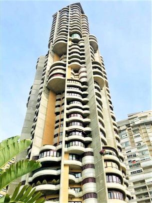 Se alquila Ático de lujo en planta 36 en Benidorm - Photo 1