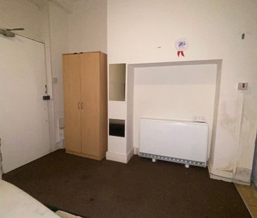 Room in a Shared House, Beech House Road, CR0 - Photo 2