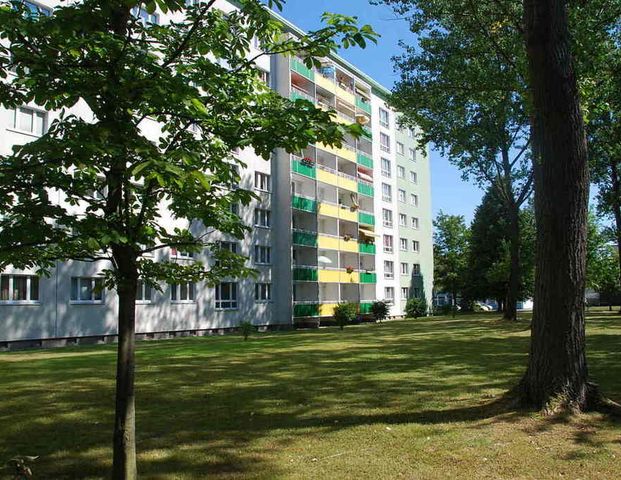 Attraktive 2-Raum-Wohnung mit Balkon in begrünter Wohnlage - Photo 1