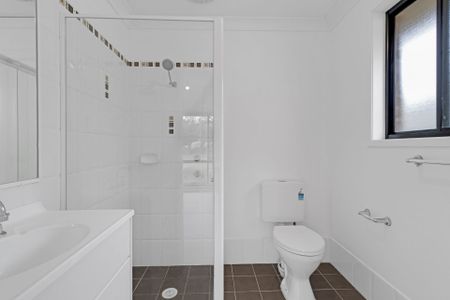 Modern Four Bedroom Home – 500m To The Beach! - Photo 5