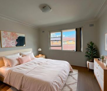 Freshly Painted 2 bedroom top floor unit - Photo 2