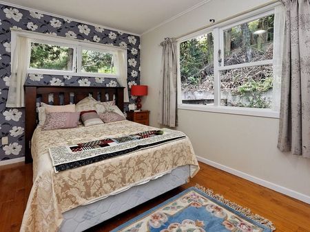 A Family House with a Sleepout on a Large Section. - Photo 2