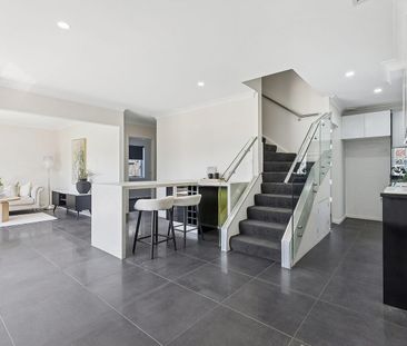 Ultra private haven in exclusive waterside address - Photo 2