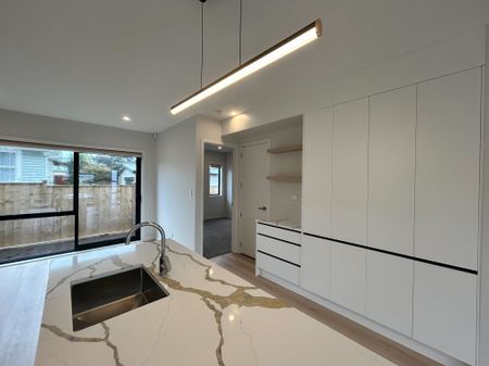 5 Bedrooms on Derrett Pl - Photo 3