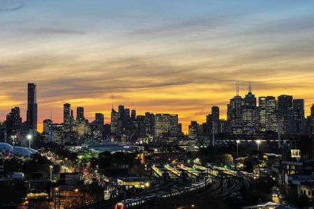Top-Floor Spacious Apartment in Prime Richmond Location with small car space *NOTE INDUCTION COOKTOP INSTALLED* - Photo 5