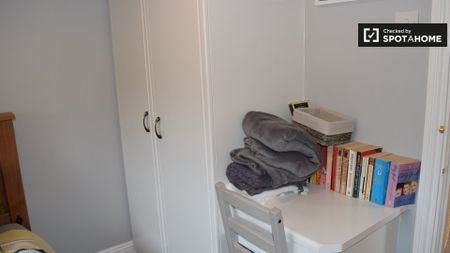Bright room in 3-bedroom house, Dublin - Photo 5