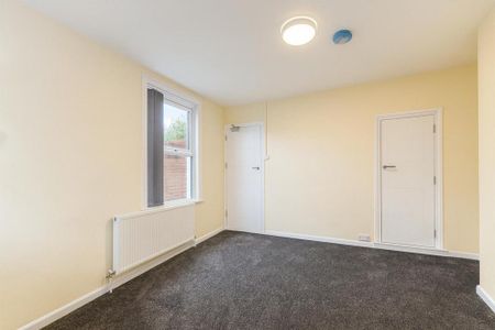 4 bedroom semi-detached house to rent - Photo 4