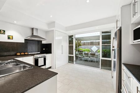 A Renovated 1950s Classic With Double Parking - Photo 2