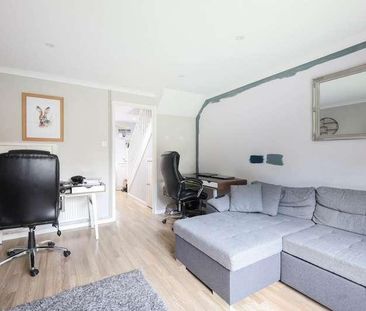 Kingslea, Horsham, RH13 - Photo 2
