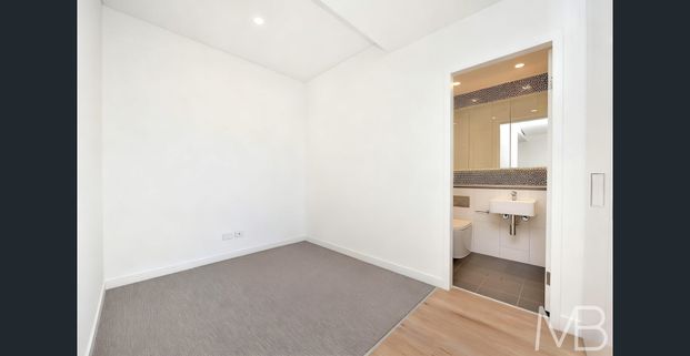 LOW-MAINTENANCE LIVING IN A HIGHLY CONNECTED LOCATION - Photo 1