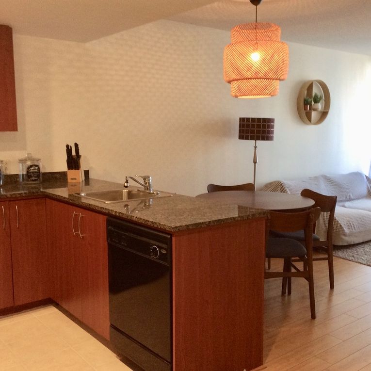 Condo 3 1/2 Meublé,éclairé à Louer - Photo 2
