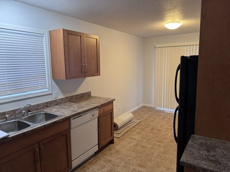 FREE RENT! Pet Friendly 3 bedroom in Four-Plex with Storage - Photo 5