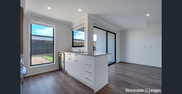 Modern 3 Bedroom Townhouse! - Photo 1