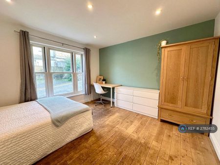 6 bedroom terraced house to rent - Photo 4