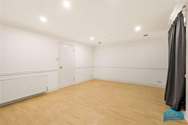 Hollyview Close, Hendon, London, NW4 - Photo 1