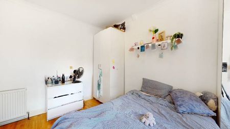 3 Bedroom, 2 bath, 1 reception Flat - Photo 3