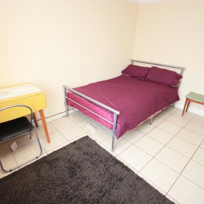 Hoylake Road, East Acton, London, W3 7NP - Photo 1