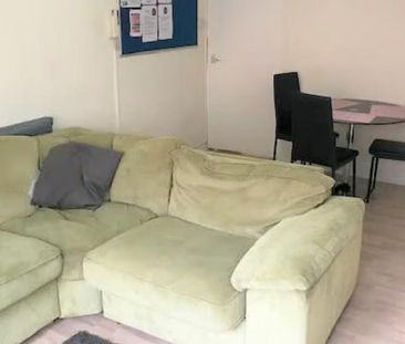 3 bedroom flat to rent - Photo 4