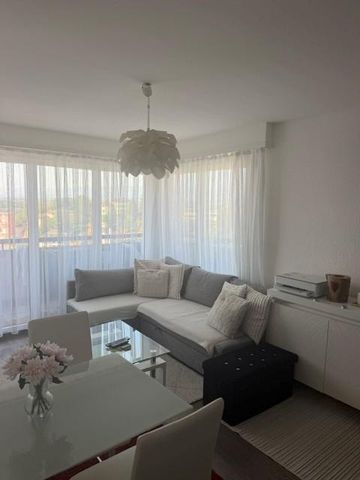 Logement de 3 pièces offrant confort et praticité au quotidien. - Photo 2