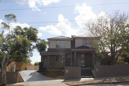 3 Bedroom Stylish Townhouse - Photo 2