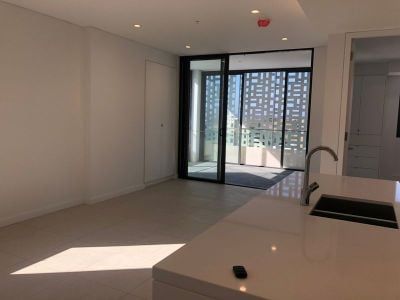 FOR RENT - 2 Bedroom Apartment with Parking - Photo 2