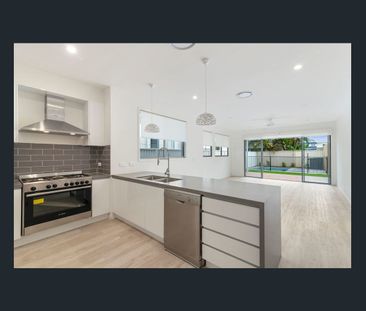 Modern Coastal Living with Pool – Rent increasing to $1450 on 17/10/26 - Photo 3