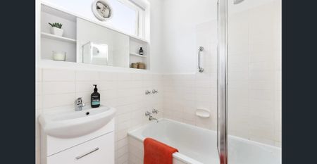 Updated top floor apartment - Photo 4