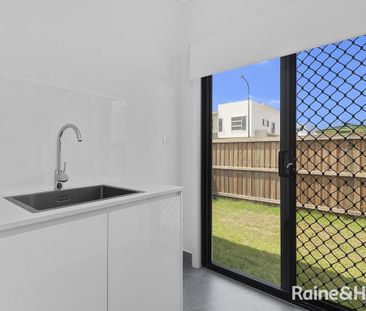 FAMILY HOME IN SHORELINE ESTATE - **BREAK LEASE** - Photo 3