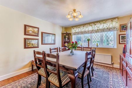 4 BED House To rent - Photo 3