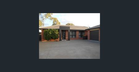 MODERN AND SPACIOUS 3 BEDROOM HOME - Photo 3